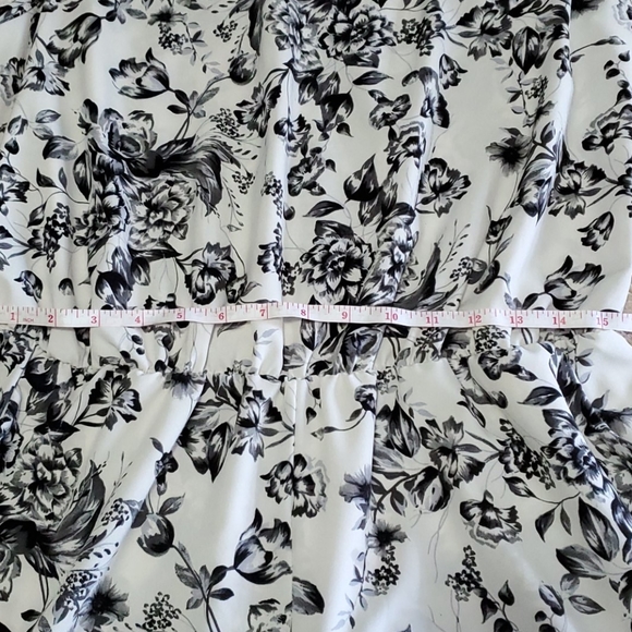 Gorgeous black and white flower romper - Picture 7 of 9